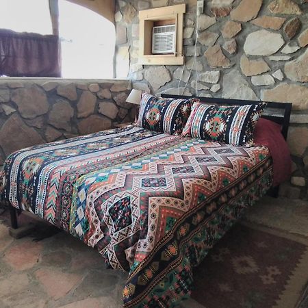 La Loma Del Chivo Llc Stone Cottage Alternative Building Marathon Kamer foto